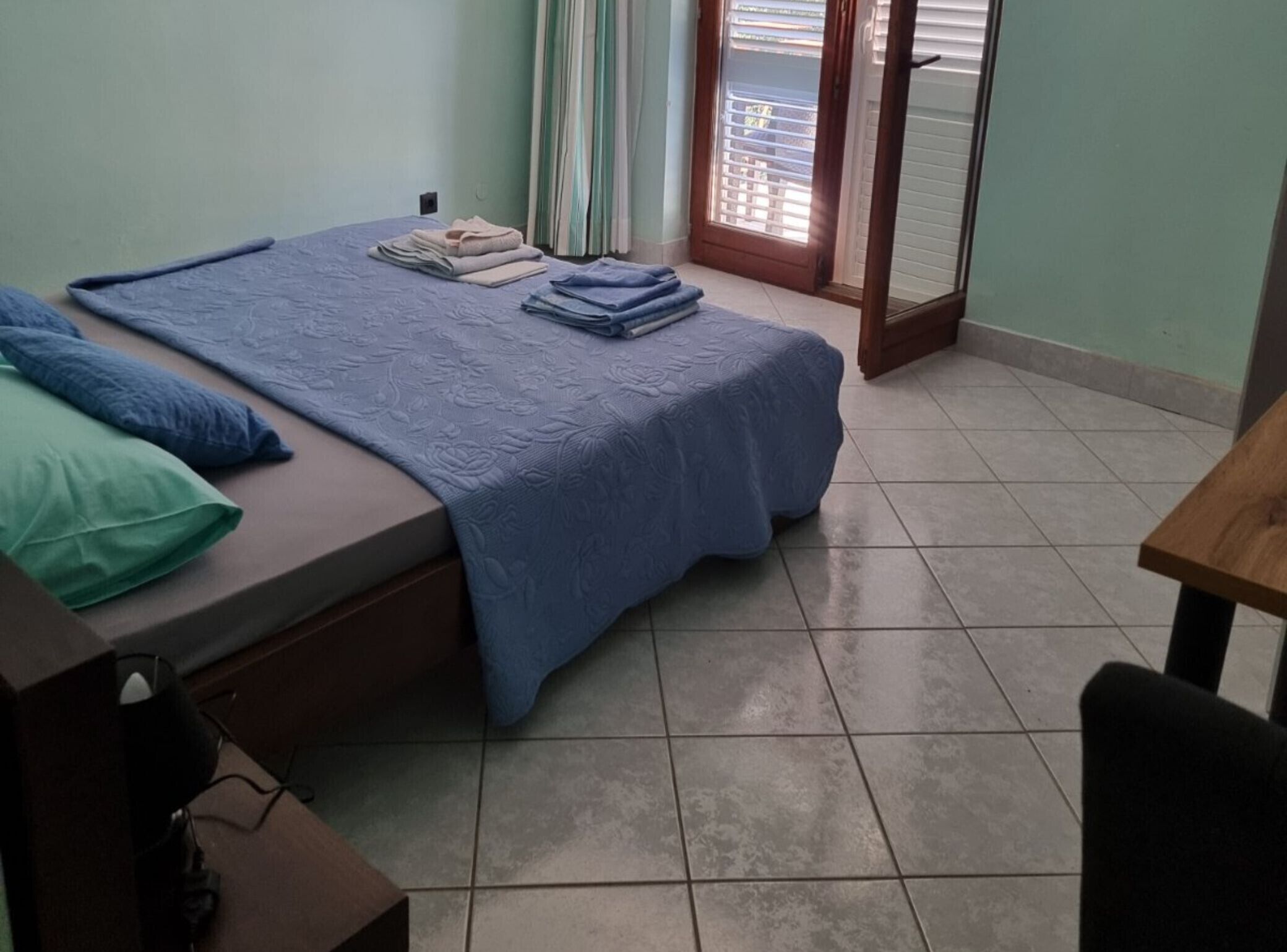 Iron/ironing board, WiFi, bed sheets
