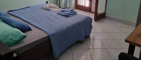Iron/ironing board, WiFi, bed sheets