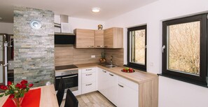 Frigorifero, microonde, forno, piano cottura