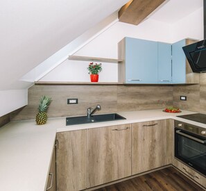 Een koelkast, een microgolfoven, een oven, een kookplaat