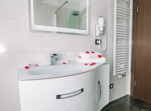 Een douche, een haardroger, handdoeken