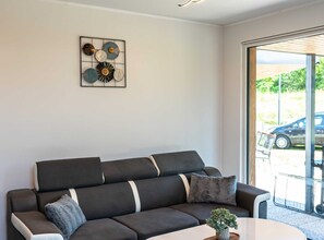 TV - Tranquil Luxe Thermal Escape Mobile Home - Mobile Home with Terrace (Brežice)