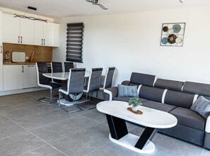 TV - Tranquil Luxe Thermal Escape Mobile Home - Mobile Home with Terrace (Brežice)