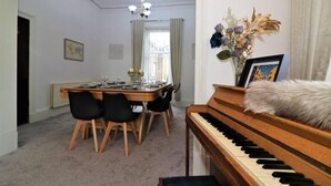Business centre - Private 10 Bedrooms Detached Villa in Glasgow | Pool Table | Garden | Piano (Glasgow)