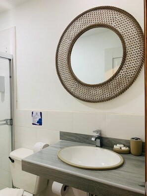 Deluxe Apartment, 1 Queen Bed, Housekeeping, Corner | Bathroom - Edificio La Esquina Cesar Mariscos (Tela)
