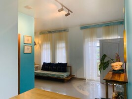 Deluxe Apartment, 1 Queen Bed, Housekeeping, Corner | Living area