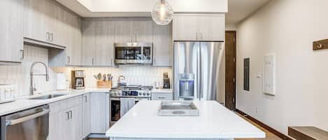 Fridge, microwave, stovetop, dishwasher