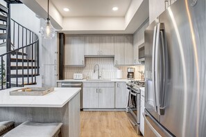 Réfrigérateur, micro-ondes, plaque de cuisson, lave-vaisselle