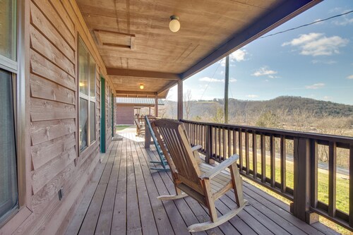 Walk to White River: Mountain View Family Cabin!