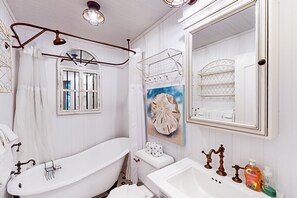 Hair dryer, towels - Cozy home on golf course with hot tub spa - minutes to beach (Laguna Vista)