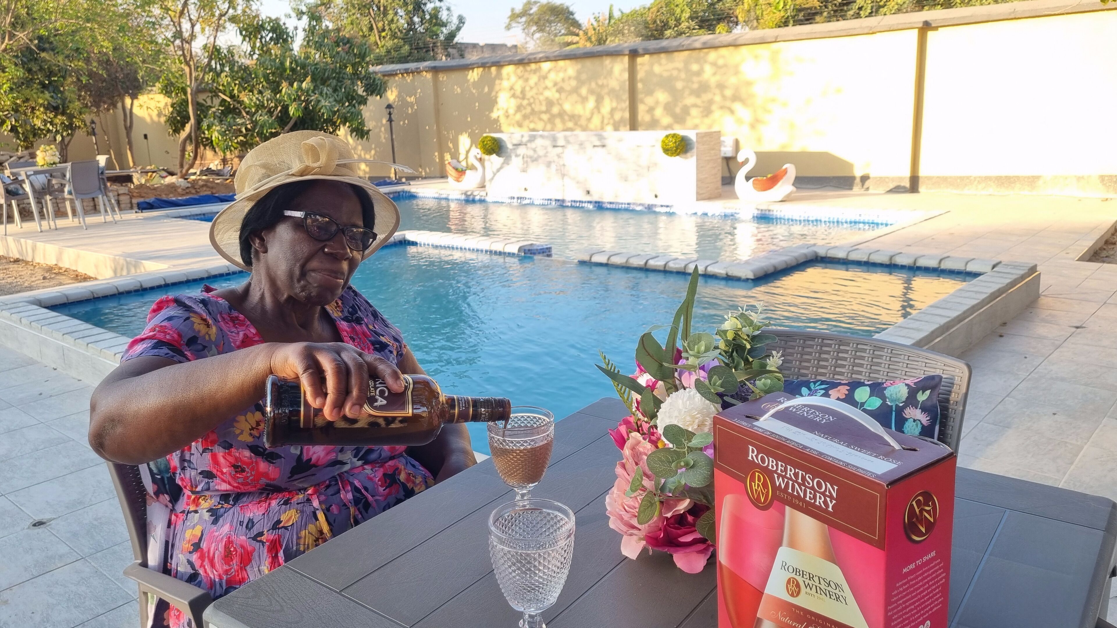 Una piscina al aire libre