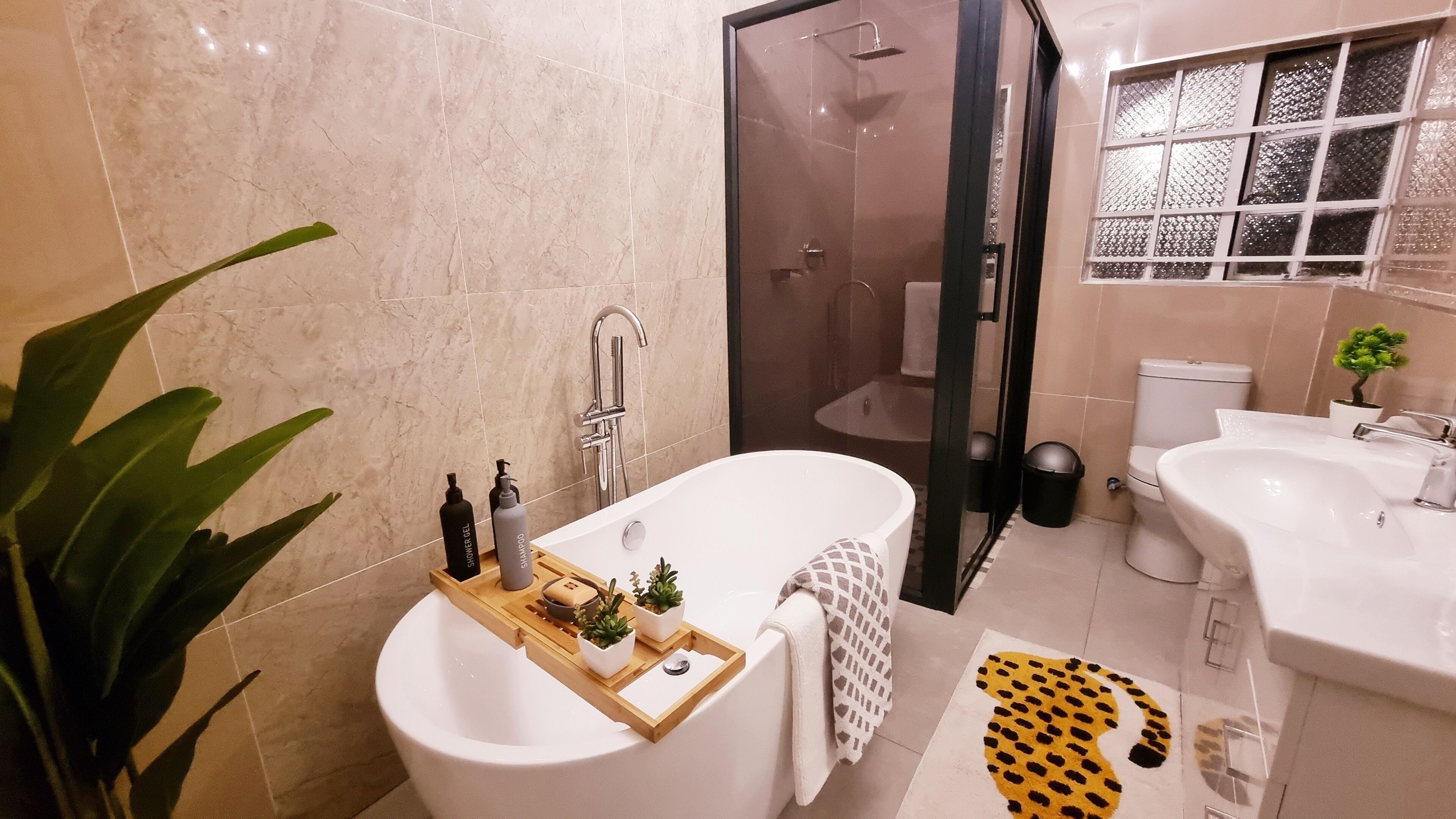 Douche, serviettes fournies, savon, papier toilette