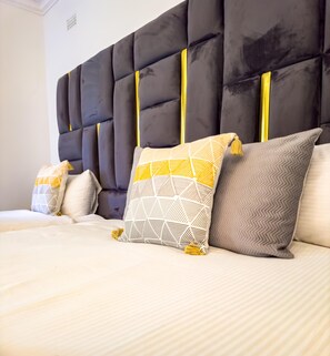 4 habitaciones, tabla de planchar con plancha, wifi y ropa de cama