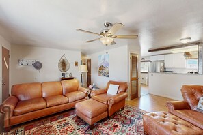 Televisión, reproductor de DVD y libros