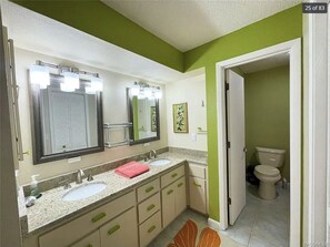 Een douche, een haardroger, handdoeken, zeep