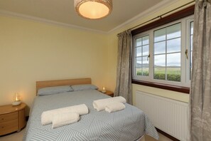 3 bedrooms, iron/ironing board, WiFi, bed sheets - Beach holiday home 5 minutes' walk to Luskentyre Beach (Isle of Harris)