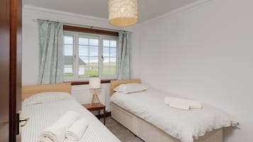 3 habitaciones, tabla de planchar con plancha, wifi y ropa de cama