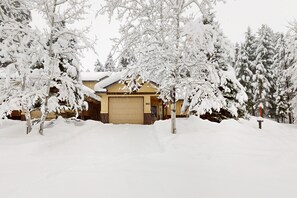 Exterior - Cozy condo with fireplace, WiFi, close to Payette Lake and downtown McCall (McCall)