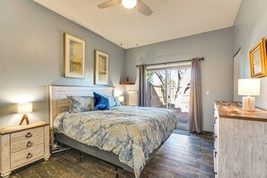 2 bedrooms, desk, iron/ironing board, WiFi - 12 Mi to Dtwn Tucson: Tranquil Townhome w/ Office (Tucson)