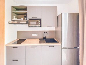 Microondas, parrilla de estufa, cafetera y tetera y tostadora 