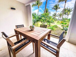 屋外ダイニングエリア