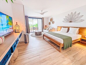 1 habitación, escritorio, tabla de planchar con plancha y cuna de viaje 