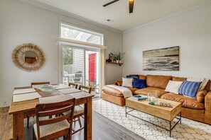 TV, books - Coastal Gem 3 1/2 Mi from Wrightsville Shoreline (Wilmington)