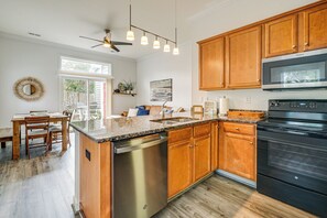 Fridge, microwave, stovetop, dishwasher - Coastal Gem 3 1/2 Mi from Wrightsville Shoreline (Wilmington)