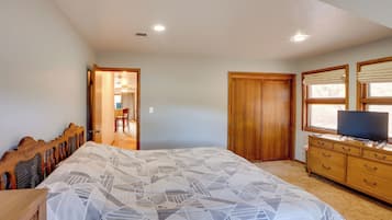 1 bedroom, desk, travel cot, Internet