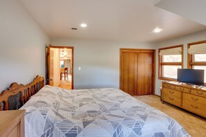 1 bedroom, desk, travel crib, internet