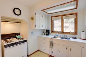 Réfrigérateur, micro-ondes, plaque de cuisson, cafetière/bouilloire