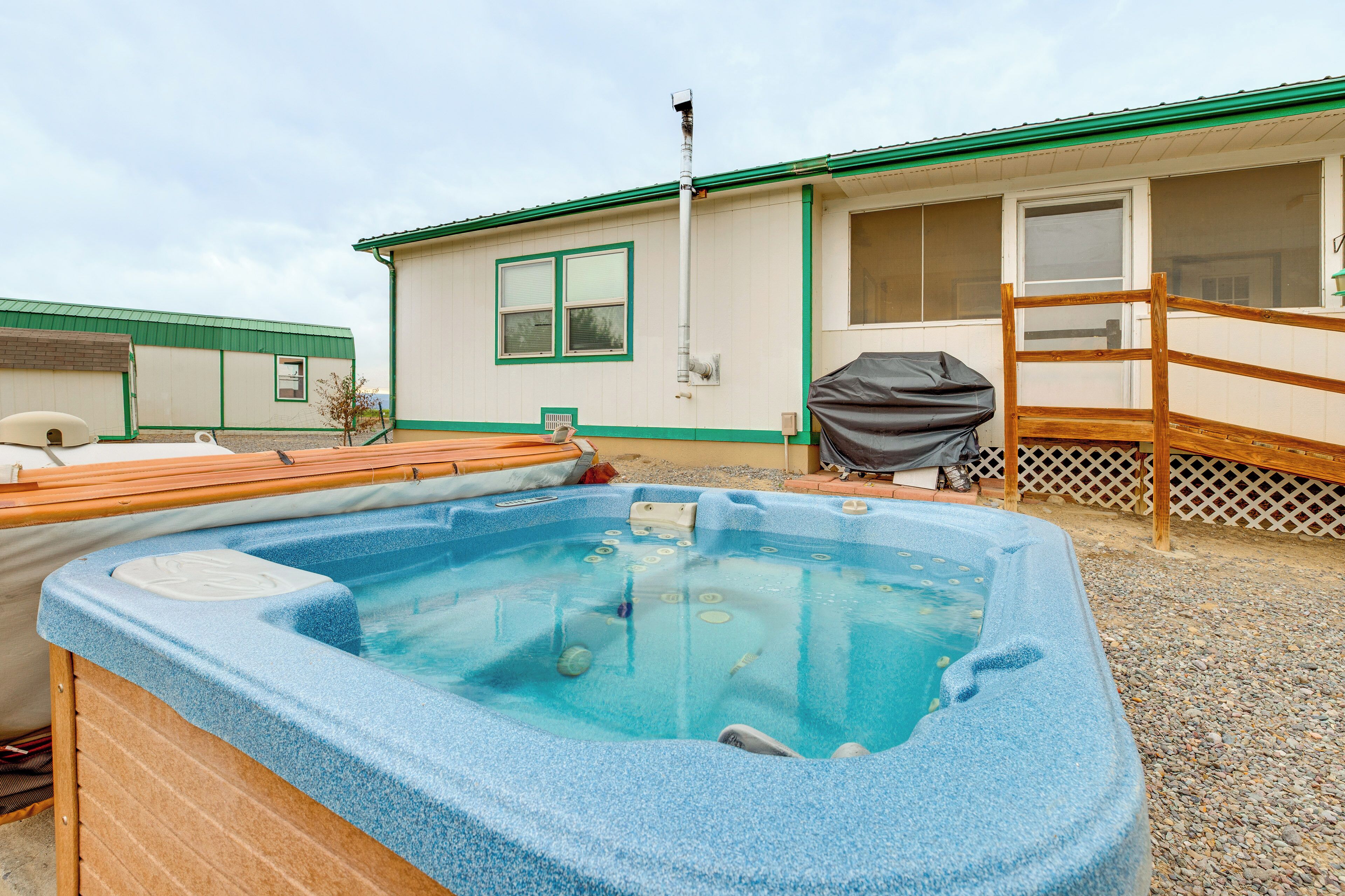 Outdoor spa tub