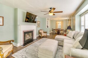 TV, books - Walk to Chowan University: Dog-Friendly Retreat (Murfreesboro)