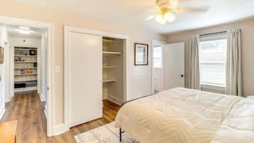 2 bedrooms, desk, iron/ironing board, Internet