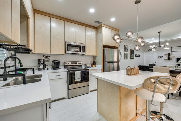 Réfrigérateur, micro-ondes, plaque de cuisson, cafetière/bouilloire