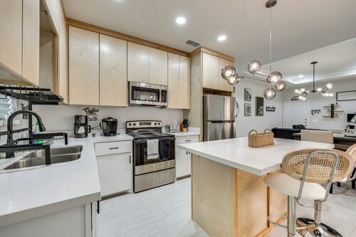 4 Mi to Dtwn: Modern Apartment in Edinburg!