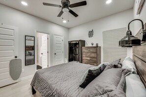 3 bedrooms, desk, iron/ironing board, internet