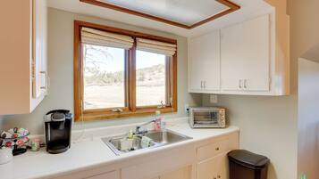 Coffee/tea maker, fridge, microwave, toaster