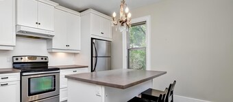 Fully Furnished Stylish and Spacious Retreat in the Glebe, Ottawa, with Parking