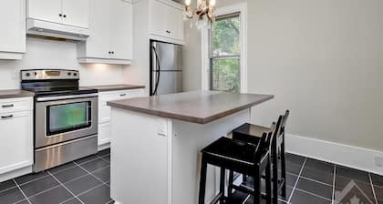 Fully Furnished Stylish and Spacious Retreat in the Glebe, Ottawa, with Parking
