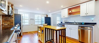 Convenient in-town house, river view, dog-friendly, deck, kitchen, w/d, TV, wifi