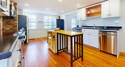 Convenient in-town house, river view, dog-friendly, deck, kitchen, w/d, TV, wifi