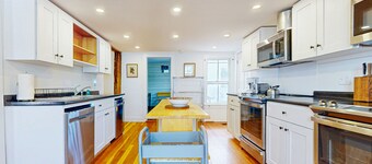 Convenient in-town house, river view, dog-friendly, deck, kitchen, w/d, TV, wifi