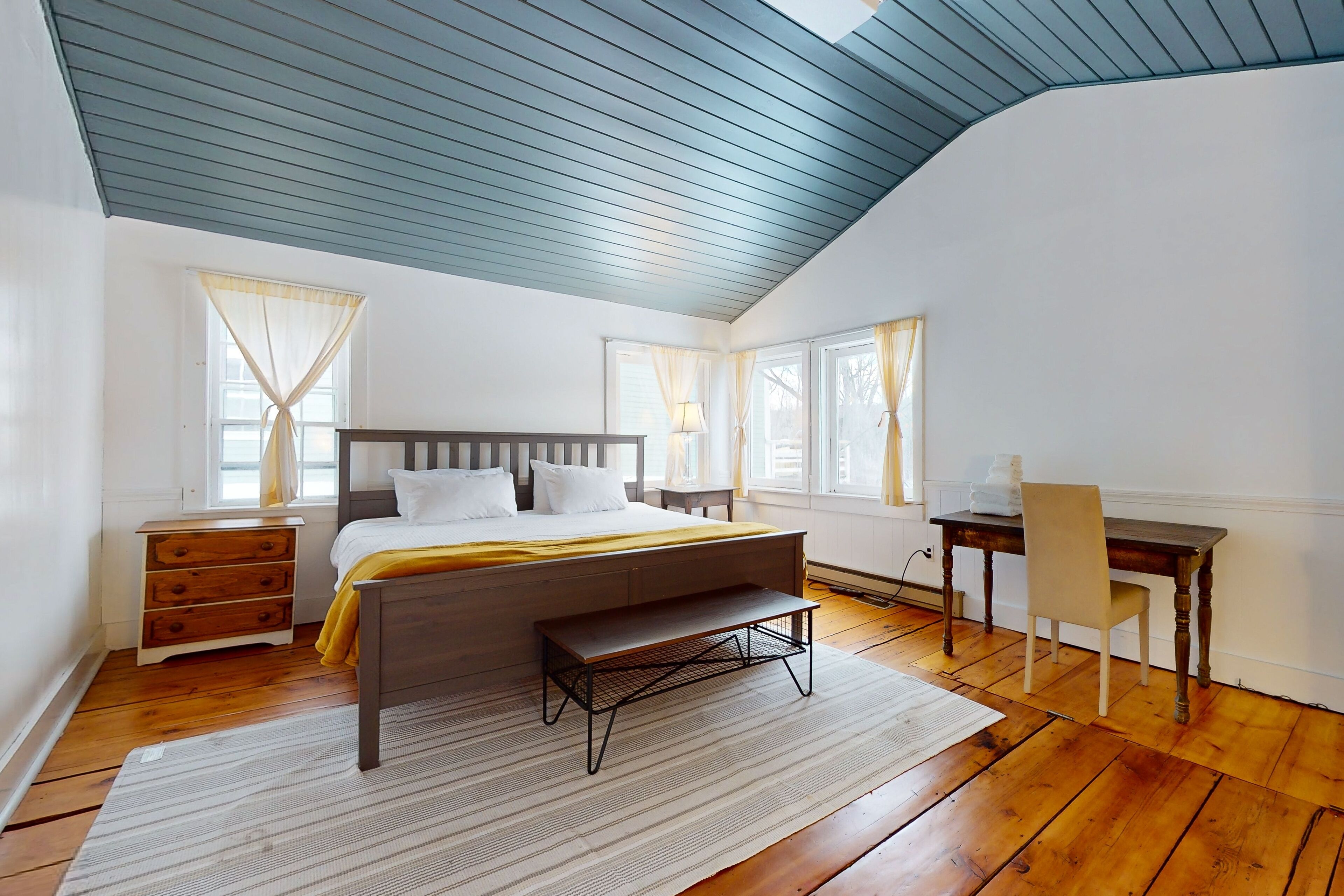 4 bedrooms, iron/ironing board, internet, bed sheets