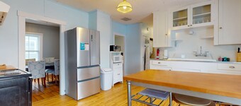 Comfortable in-town house, dog-friendly, river view, w/d, TV w/ Roku, wifi,