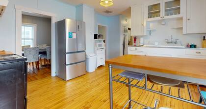 Comfortable in-town house, dog-friendly, river view, w/d, TV w/ Roku, wifi,