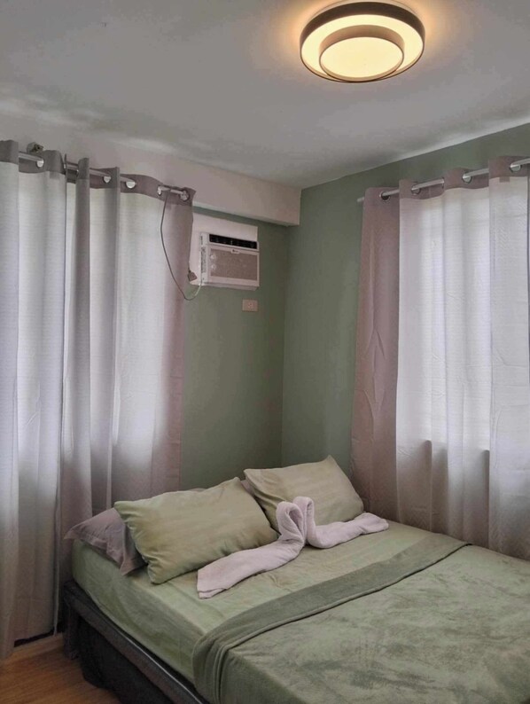 1 dormitorio, tabla de planchar con plancha, wifi y ropa de cama