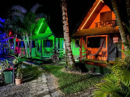 Wooden or masonry cabins 400 meters from Camburizinho Beach.