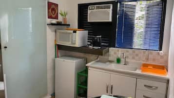 Geladeira, micro-ondas, talheres/pratos/utensílios de cozinha