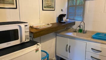 Kjøleskap, mikrobølgeovn og kjøkkenutstyr